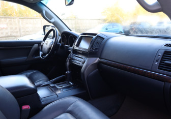Подержанный автомобиль Toyota Land Cruiser Suv 2008 года (10 фото)