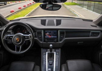 Подержанный автомобиль Porsche Macan 2018 года (11 фото)