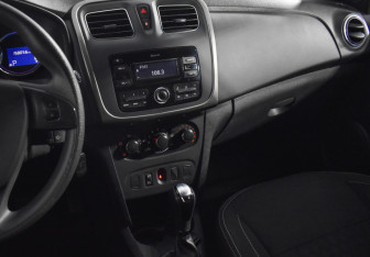 Подержанный автомобиль Renault Logan Sedan 2018 года (18 фото)