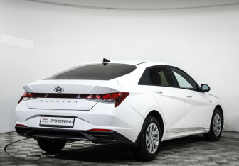 Подержанный автомобиль Hyundai Elantra Sedan 2021 года (5 фото)
