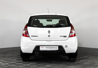 Подержанный автомобиль Renault Sandero 2013 года (6 фото)