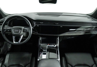 Подержанный автомобиль Audi Q8 2019 года (13 фото)