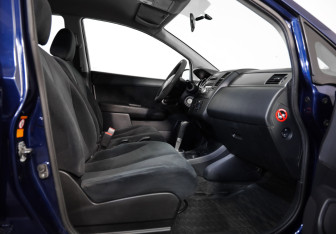 Подержанный автомобиль Nissan Tiida Hatchback 2011 года (18 фото)