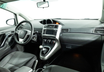 Подержанный автомобиль Toyota Verso 2013 года (9 фото)