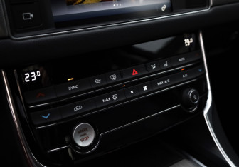 Подержанный автомобиль Jaguar XF Sedan 2016 года (24 фото)