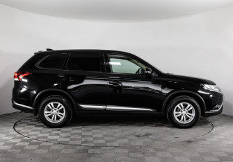 Подержанный автомобиль Mitsubishi Outlander 2018 года (4 фото)