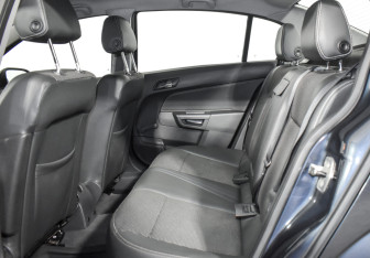 Подержанный автомобиль Opel Astra Sedan 2010 года (12 фото)