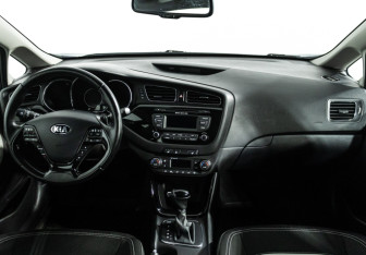 Подержанный автомобиль Kia Ceed Hatchback 2015 года (13 фото)