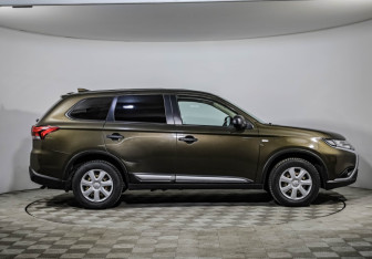 Подержанный автомобиль Mitsubishi Outlander 2020 года (4 фото)