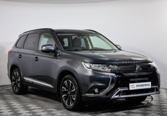 Подержанный автомобиль Mitsubishi Outlander 2022 года (3 фото)