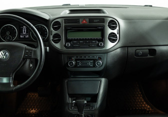 Подержанный автомобиль Volkswagen Tiguan 2010 года (14 фото)