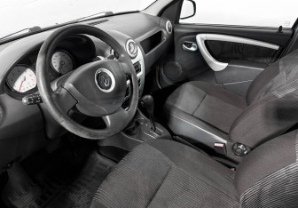Подержанный автомобиль Renault Logan Sedan 2011 года (9 фото)