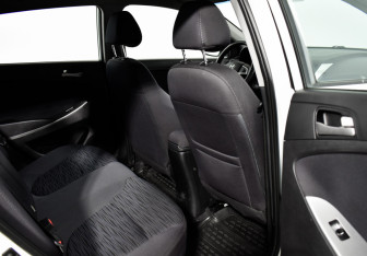 Подержанный автомобиль Hyundai Solaris Hatchback 2015 года (13 фото)