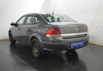 Подержанный автомобиль Opel Astra Sedan 2011 года (7 фото)