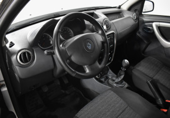 Подержанный автомобиль Renault Duster 2014 года (9 фото)