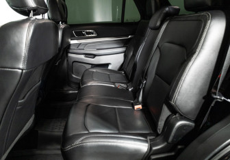 Подержанный автомобиль Ford Explorer 2019 года (10 фото)