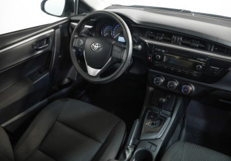 Подержанный автомобиль Toyota Corolla Sedan 2013 года (8 фото)
