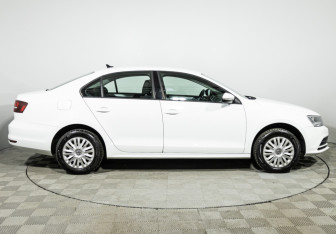 Подержанный автомобиль Volkswagen Jetta Sedan 2017 года (4 фото)