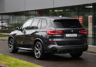 Подержанный автомобиль BMW X5 2019 года (8 фото)