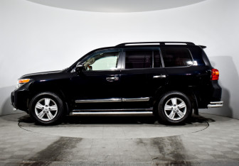 Подержанный автомобиль Toyota Land Cruiser Suv 2012 года (8 фото)