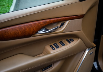 Подержанный автомобиль Cadillac Escalade Suv 2015 года (22 фото)