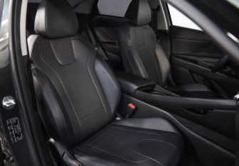 Подержанный автомобиль Hyundai Elantra Sedan 2023 года (22 фото)
