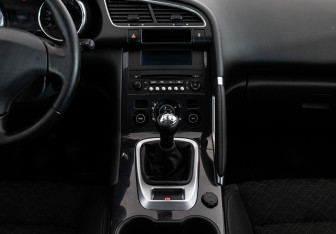 Подержанный автомобиль Peugeot 3008 2014 года (12 фото)