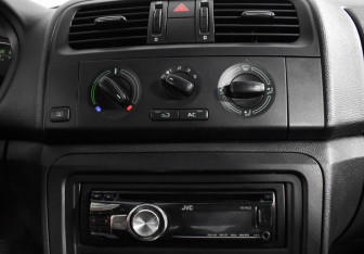 Подержанный автомобиль Skoda Fabia Hatchback 2011 года (14 фото)