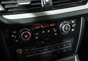 Подержанный автомобиль BMW X1 2014 года (16 фото)