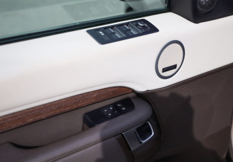 Подержанный автомобиль Land Rover Discovery 2017 года (23 фото)