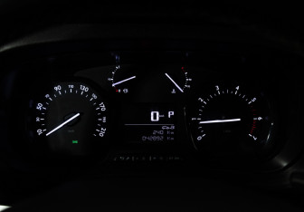 Подержанный автомобиль Peugeot Traveller 2021 года (12 фото)