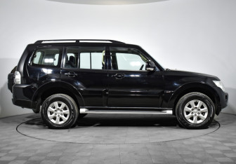 Подержанный автомобиль Mitsubishi Pajero 2013 года (14 фото)