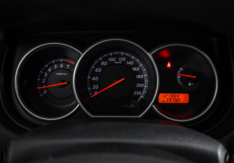 Подержанный автомобиль Nissan Tiida Hatchback 2012 года (17 фото)