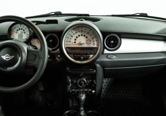 Подержанный автомобиль MINI Hatch 2011 года (14 фото)