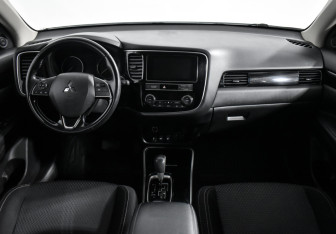Подержанный автомобиль Mitsubishi Outlander 2019 года (13 фото)