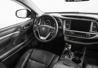 Подержанный автомобиль Toyota Highlander 2018 года (9 фото)