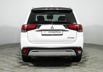 Подержанный автомобиль Mitsubishi Outlander 2022 года (6 фото)
