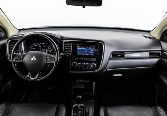 Подержанный автомобиль Mitsubishi Outlander 2016 года (10 фото)