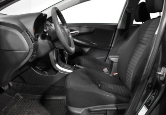 Подержанный автомобиль Toyota Corolla Sedan 2010 года (10 фото)