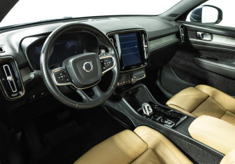 Подержанный автомобиль Volvo XC40 2021 года (11 фото)