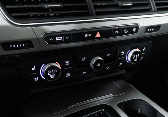 Подержанный автомобиль Audi Q7 2015 года (17 фото)