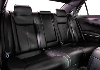 Подержанный автомобиль Chrysler 300C Sedan 2012 года (28 фото)