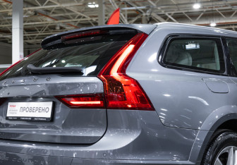 Подержанный автомобиль Volvo V90 Cross Country 2019 года (9 фото)