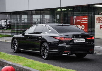 Подержанный автомобиль Lexus LS 2021 года (8 фото)