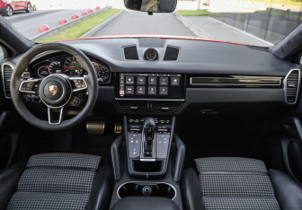 Подержанный автомобиль Porsche Cayenne 2019 года (13 фото)