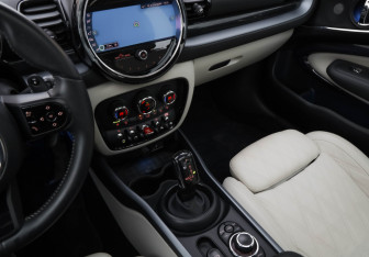 Подержанный автомобиль MINI Clubman Wagon 2022 года (24 фото)