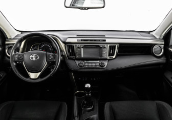 Подержанный автомобиль Toyota RAV4 2014 года (10 фото)