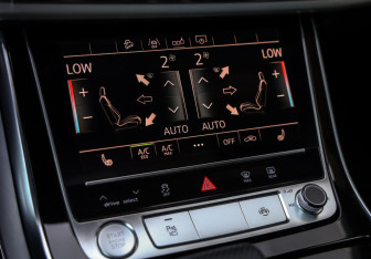 Подержанный автомобиль Audi Q8 2019 года (19 фото)