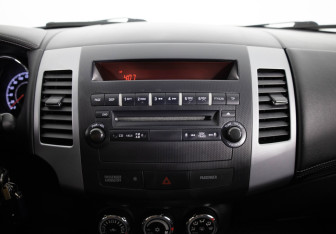 Подержанный автомобиль Peugeot 4007 2012 года (14 фото)