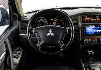 Подержанный автомобиль Mitsubishi Pajero 2015 года (12 фото)